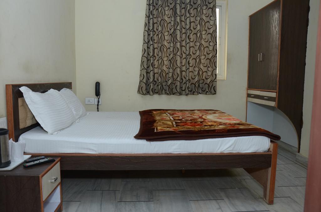 Oyo 15242 Hotel Rathi Palace ชัยปุระ ภายนอก รูปภาพ