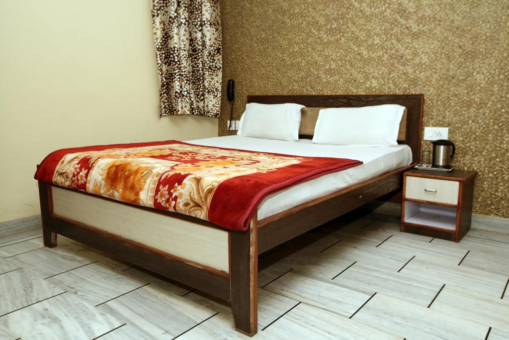 Oyo 15242 Hotel Rathi Palace ชัยปุระ ภายนอก รูปภาพ